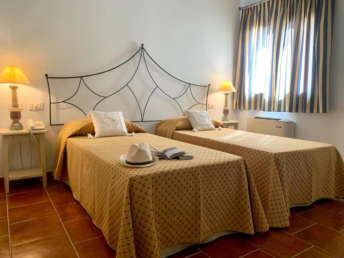 Hotel Monti Di Mola Порто-Черво Экстерьер фото
